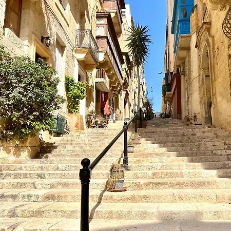 Modern 2br Flat In By Arco Collection 아파트 *